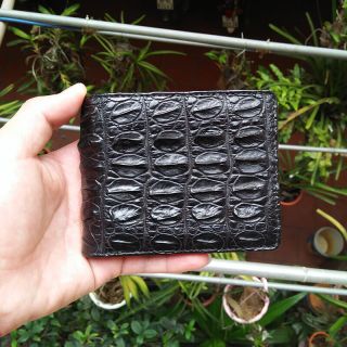 Ví da cá sấu dáng ngang vân gai lưng gần đuôi màu đen sang trọng K410